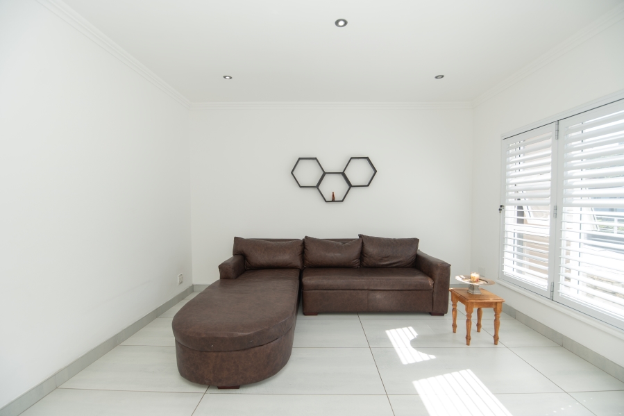 6 Bedroom Property for Sale in Beachview Eastern Cape